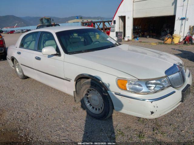  Salvage Lincoln Towncar