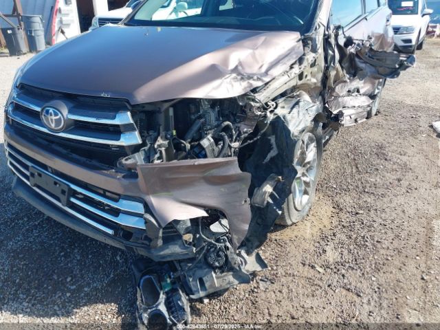 Toyota Highlander Limited Platinum Image 13