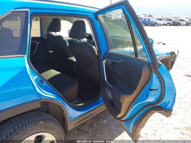 Toyota RAV4 Le Image 4