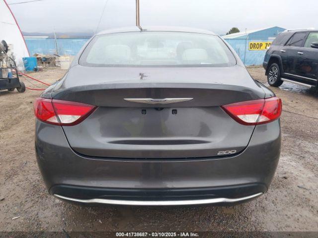 Chrysler 200 Limited Image 12