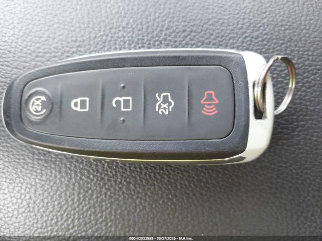 Ford Escape Titanium Image 11