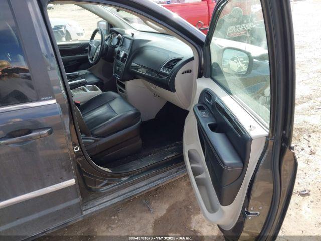 Chrysler Town & Country Touring Image 5