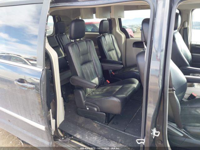 Chrysler Town & Country Touring Image 7