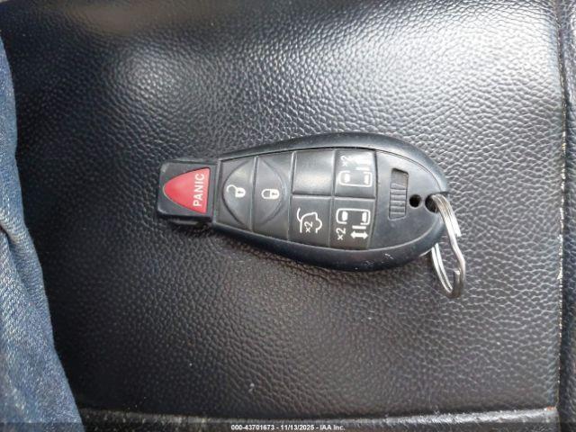 Chrysler Town & Country Touring Image 11