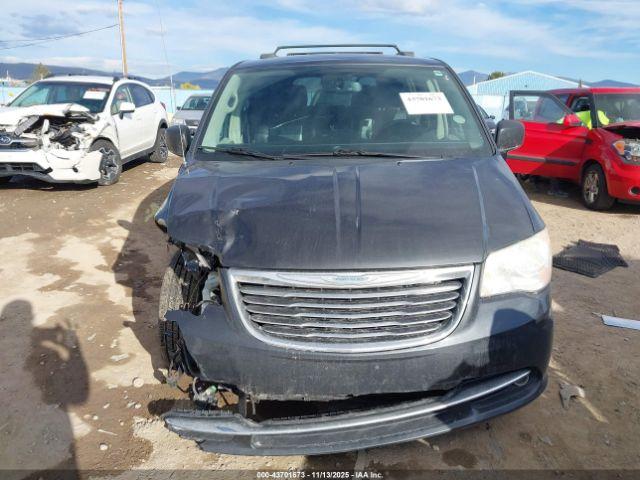 Chrysler Town & Country Touring Image 3