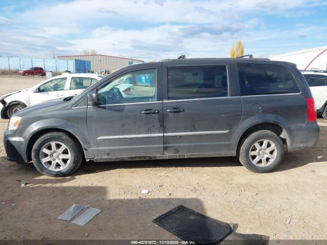 Chrysler Town & Country Touring Image 16