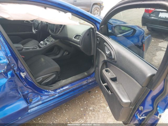 Chrysler 200 Limited Image 15