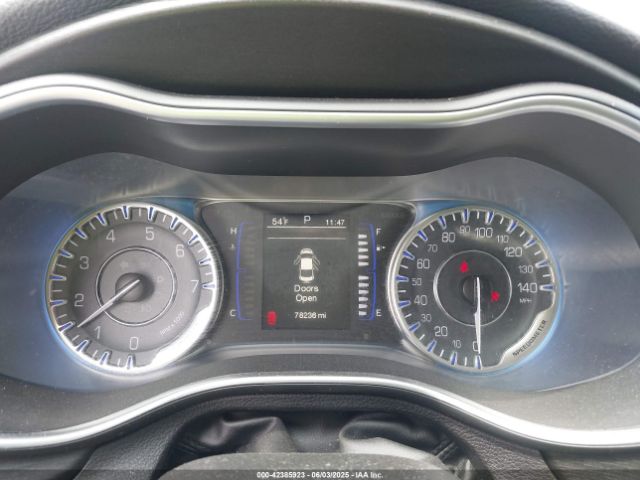 Chrysler 200 Limited Image 17