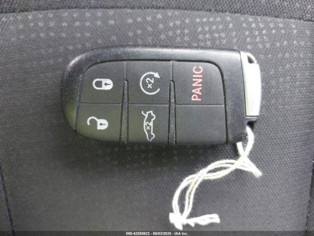 Chrysler 200 Limited Image 2