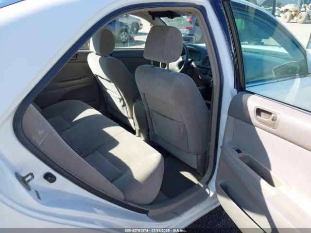 Toyota Camry Le Image 8