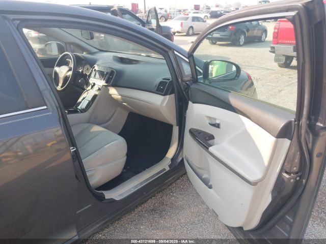 Toyota Venza Image 2