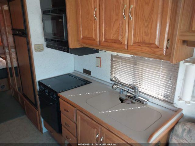 Winnebago Adventurer Image 8