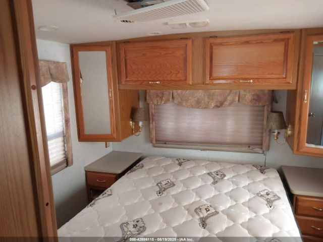 Winnebago Adventurer Image 12