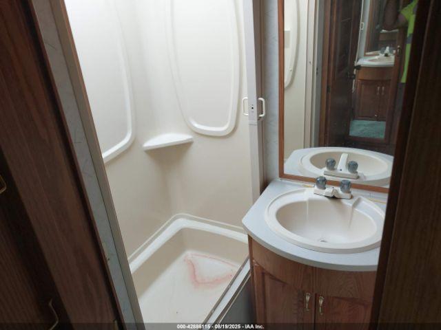 Winnebago Adventurer Image 10