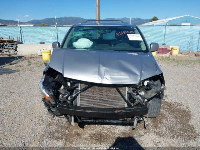 Chrysler Town & Country Touring Image 4