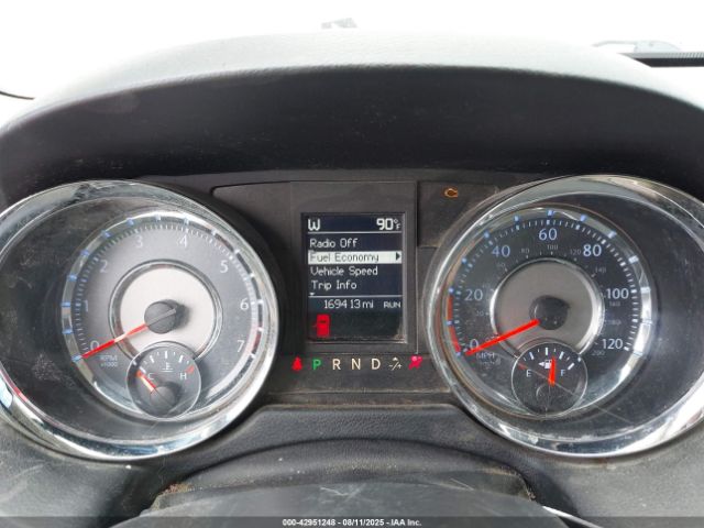 Chrysler Town & Country Touring Image 15