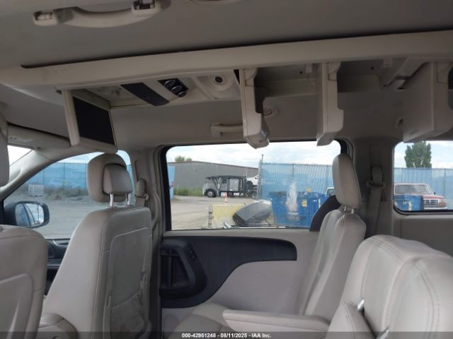 Chrysler Town & Country Touring Image 3