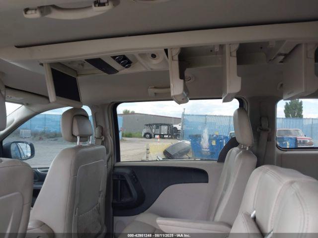 Chrysler Town & Country Touring Image 3