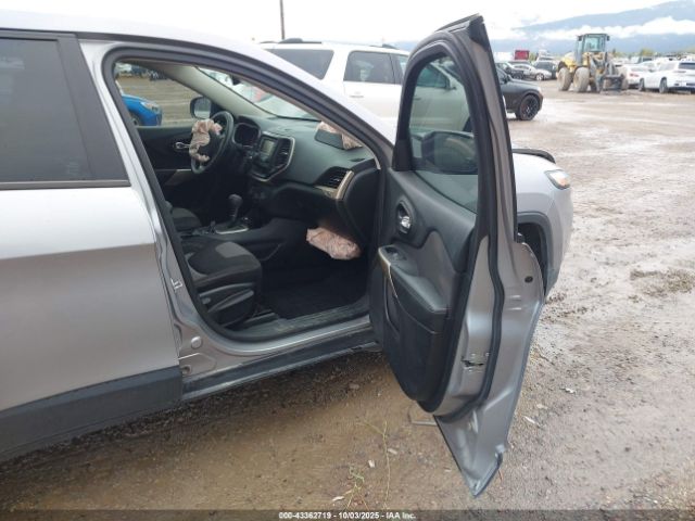 Jeep Cherokee Sport 4x4 Image 4