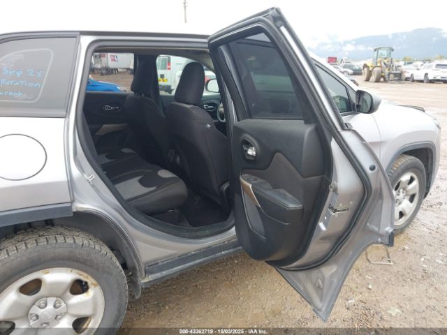 Jeep Cherokee Sport 4x4 Image 8