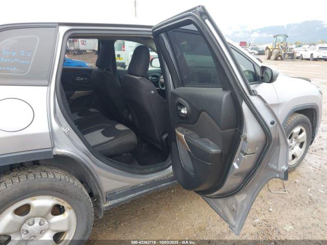 Jeep Cherokee Sport 4x4 Image 8